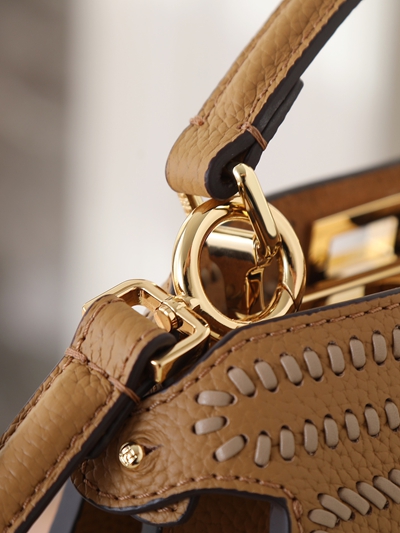 フェンディバッグ背面デザイン